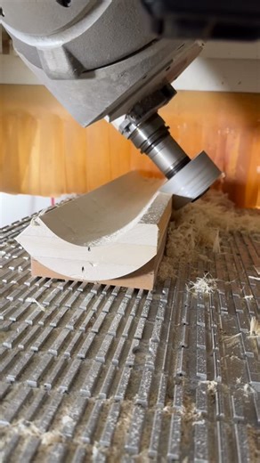 il pantografatore | Lavorazione di un angolo curvo in legno massello dal pieno #legno #cn #design #madeinitaly #falegnameria | Instagram