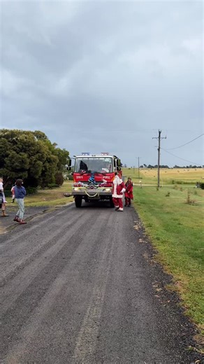Even the thunderstorm couldn’t dampened our Christmas spirit today! We were excited to see so many children came out to meet Santa in the big red truck! 🎅🏼🚒 He is now well on his way to meet other children in other parts of the world. 🌍 Here at @cfamalmsbury , we would like to wish you all a safe and Happy Christmas! 🎅🏼🚒🎊🎄 #malmsburycfa #cfa #cfavic #cfamalmsbury #malmsburyfirebrigade santarun2025 | Malmsbury Fire Brigade