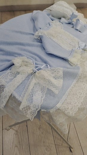 Primera puesta compuesta de jersey, polaina, capota y toquilla. La podemos hacer en blanco, crudo, rosa empolvado, rosa bebé, amarillo, verde o camel. Desde recién nacido hasta de 12M. Puedes ver muchos más modelos en https://zaidainfantil.com✨ #primerapostura , #regalobebe , #reciennacido , #modadebebe , #ropabebe , #toquilladebebe , #mantadebebe , #babyblanket, #babyclothing, #babyshower, #babyboutique | Zaidainfantil