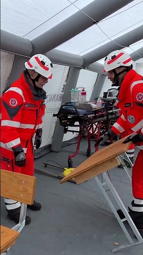 💪 Schnell, schneller, unsere Ehrenamtlichen beim Aufbau eines Zelts für den Sanitätsdienst.