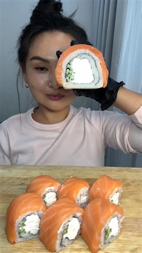 Zarina on Instagram: "#хочуврек #мукбанг #едаялюблютебя❤️ #mukbangasmr #роллы #роллыастана #филадельфия"