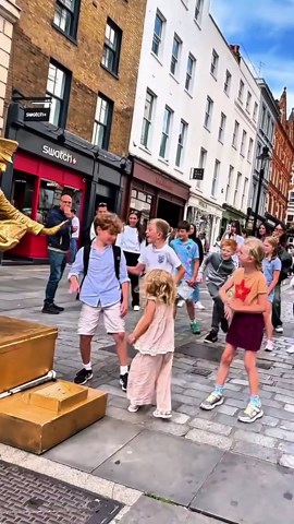London Levitating Goldman and the happy kids. #livingstatue