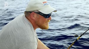 5.5K views · 63 reactions | Règle 1 : ne jamais mettre sa main dans la gueule d'un requin 麗 Retrouvez "Péril en haute mer : l'héritage" tous les lundis dès 22.25 sur Discovery Channel | Discovery France | Facebook