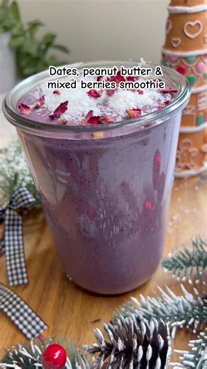 Dates, peanut butter & mixed berries smoothie | #youtubeshorts #shortsvideo #vegan