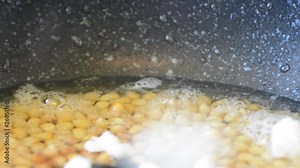 Popcorn is boiled in hot boiling vegetable oil, explodes and shoots up when opened, exuding the fragrant smell of fried corn