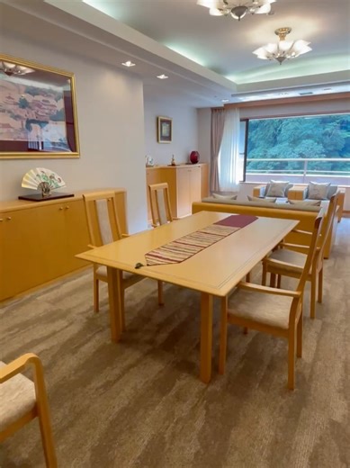 ♡ 𝓀𝒾𝓈𝓊𝓂𝒾 ♡ | ♡ 日本にここだけにしかない！ 県境をまたぐ温泉宿、知ってる？♨️ 25年連続「5つ星の宿」に選ばれた創業330年 熊本と大分の県境に佇む特別な温泉リゾート 自然と調和する開放的なロビーに 大きな窓いっぱいに広がる緑🍃 到着した瞬間から旅の特別感や... | Instagram