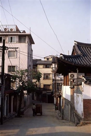 A city undergoing urban transformation,Seoul in the 1970s