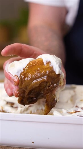 Tim Armann on Instagram: "Fluffige, saftige, zimtige Zimtschnecken selber machen? Das ist tatsächlich super einfach. Und gleichzeitig riechts bei euch Zuhause wie ein ordentlich paar Zimtlatschen. Nehmt dies: Rezept 550 g Mehl 75 g Zucker 100 g Butter 250 g warme Milch 2 Eier 6 g Salz 20 g frische hefe oder eine Packung trockene Hefe 100 ml Sahne Füllung 200 g brauner Zucker 20 g gemahlener Zimt 150 g weiche Butter Lack/Zuckerguss 100 g Frischkäse 50 g Puderzucker oder Ahornsirup 100 g Sahne #zi