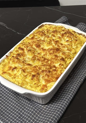 🇩🇪 Mac & Cheese 🧀 Zutaten: • 500g Nudeln • 2 EL Butter • je 1 TL Salz, Pfeffer, Paprika-Edelsüß, Chilliflocken, Vegeta • 400ml Sahne • 200ml Milch • 1 Pck Creme Fraiche • Geriebener Mozzarella • Geriebener Kaşar • Cheddar • Schmelzkäse Zubereitung: Zuerst kochen wir die Nudeln in reichlich Salzwasser. Während die Nudeln kochen, schmelzen wir Butter in einem Topf und rühren unsere Gewürze unter. Danach geben wir Sahne, Creme Fraiche und Milch dazu, lassen alles kurz köcheln und fügen geriebene