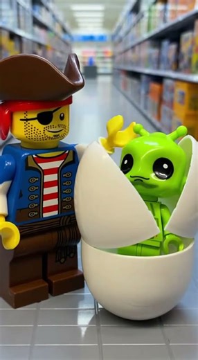 Pirate Deckhand and a Lego alien egg (white)