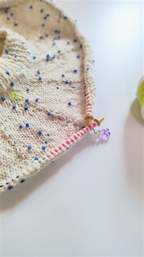 lukkaknit | . . 不器用なわたしに出来るか？！ 同時進行中のプロジェクト。 大好きな #thegreatestshowman の音楽に溺れながら 夢中で、一晩でここまで。 細いコットン糸と 太めのウール ちょっと切り替えは必要だけど （手のテンションも含めて）... | Instagram