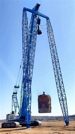 ناس كتير سألتني عن الفيديو ده وده مش استعراض معدات ده علم، وسرعة، وفلوس اللي في الفيديو اسمه الدمك الديناميكي (Dynamic Compaction – DC) وفي نوع قريب منه اسمه RIC – Rapid Impact Compaction وكل واحد ليه استخدامه وحسابه ومكسبه. خلينا نفهم الموضوع صح أولًا: أنواع الدمك الرئيسية 1️⃣ الدمك الديناميكي DC · بيعتمد على: · إسقاط وزن ثقيل جدًا (10 – 40 طن) · من ارتفاعات كبيرة (10 – 30 متر) · على سطح الأرض مباشرة الهدف: · تحسين خواص التربة العميقة · تقليل الهبوط · زيادة قدرة التحمل بيأثر على أعماق: · من 6 ل