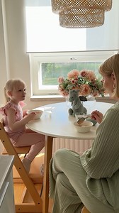 Mikä olisikaan parempi tapa aloittaa aamu kuin lämmin, yhteinen puurohetki? 💙 Kiireisen arjen keskellä juuri ne pienet, yhteiset hetket jäävät mieleen. Kenen kanssa sinä jakaisit tämän hetken? ☺️ #Elovena #arki #puuro #puurohetki #yhteinenhetki | Elovena