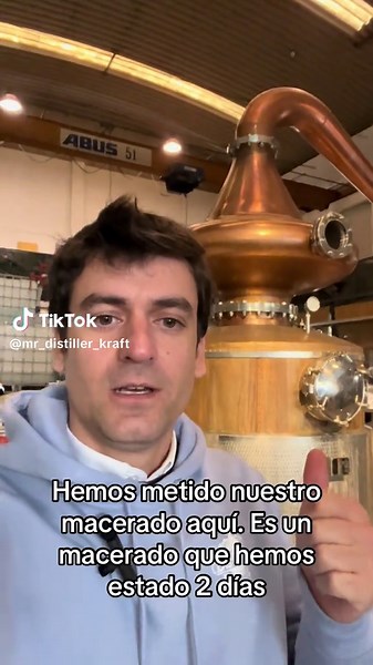 ¿Sabías qué? Hoy vemos lo que estamos extrayendo de nuestro alambique Claire. Ya hemos sacado cabezas, la parte mas volátil del alcohol, y estamos esperando a sacar completamente el cuerpo/corazón. Que aproximadamente pasará cuando tengamos un grado alcholico de extracción de 80%vol. #coctelero #gin #ginebra #coctel #cocteleria #destilados #vodka #brandambassador #bartender #madrid #españa #dstila #destileria #bebidasespirituosas #londondrygin #distilled