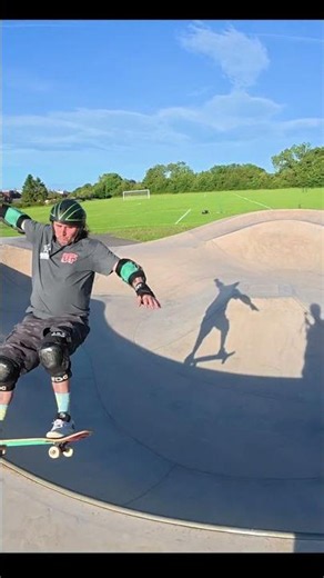 61 year old skateboarder, Sean Goff. Botley Bowl, Run
