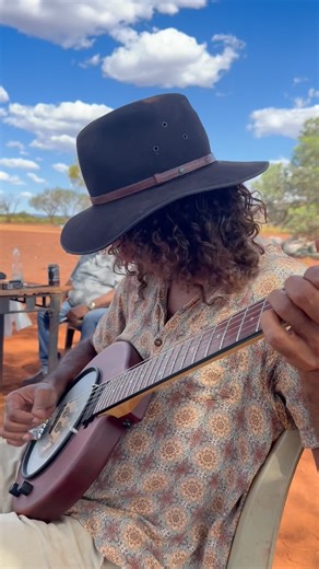 I pick a banjo now #turtz #banjitar #wagonwheel #guitarist #musician #singer #dariusrucker #goldtonebanjo #goldtonebanjitar #electicbanjitar #goldtoneelectricbanjitar #goldtoneelectricbanjo | DJ Turtz