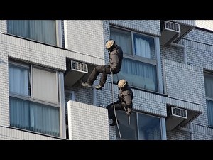 マンション屋上からロープ使い捜査員が突入 名古屋