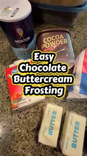 Making easy chocolate buttercream frosting for cake cups #baking #bakery #buttercreamfrosting