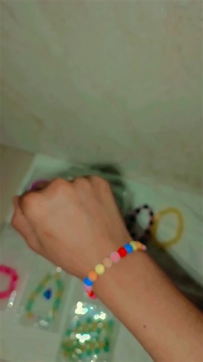my cousin making bracelets#craft #preppy #fyyyyy#craft life 120