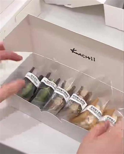 Biodegradable Bakery Box Custom Logo Pastry Packaging for Cookies Macarons Desserts