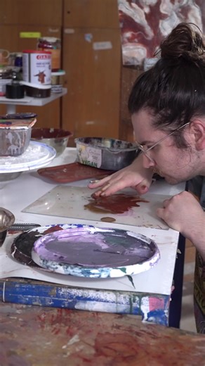 You think you can move through the studio in a controlled, aesthetic way – or stay effortlessly creative. But honestly, it’s pure chaos. That’s the thin line between what you expect and what it really is. And not letting one take over the other is way harder than it looks. #expectationvsreality #artuniversity