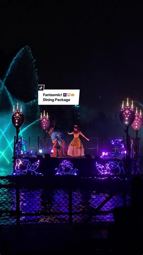 Si quieres ver Fantasmic! sin pasar horas apartando lugar, el Fantasmic! Dining Package puede ser una excelente opción. ✨🎆 Disfruta una comida de 3 tiempos en uno de los restaurantes participantes y obtén acceso a una zona preferencial para ver uno de los mejores espectáculos de Disneyland. 🍽️ Restaurantes participantes: • River Belle Terrace • Rancho del Zócalo Restaurante • Café Orleans 📅 Las reservaciones abren hasta 60 días antes de tu visita. Como agente de viajes certificada por Disney,