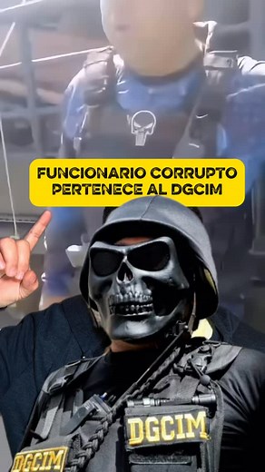 40K views · 50K reactions | Porque el FUNCIONARIO corrupto QUE SE ROBÓ EL CELULAR DEL TRANSPORTISTA ⛔️ SE QUITA EL LOGO DEL DGCIM QUE TENÍA EN EL PECHO ? Que creen ustedes ? #jonatanpalaciosnews #trumpentreavenezuela | Jonatan Palacios News | Facebook