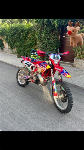 The 300cc two-stroke engine has been professionally remapped, optimizing ignition and fueling characteristics. This results in a smoother power curve, stronger and more controllable low-to-mid range torque, improved throttle response, and reduced abruptness when opening the throttle. The engine pulls cleanly through the rev range while retaining the strong top-end performance expected from the EC 300 platform. Chassis balance is excellent, with the suspension working in harmony with the lightwei