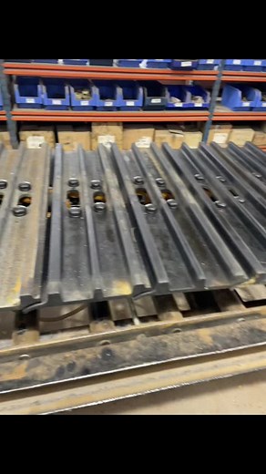 Tracks ⚙️⚒👷🏽 #tracks #mechanic #engin #groupehaladjian #fyp #fypシ #foryoupage #satisfying #satisfaction #construction #tp #btp #pourtoi #pourtoii