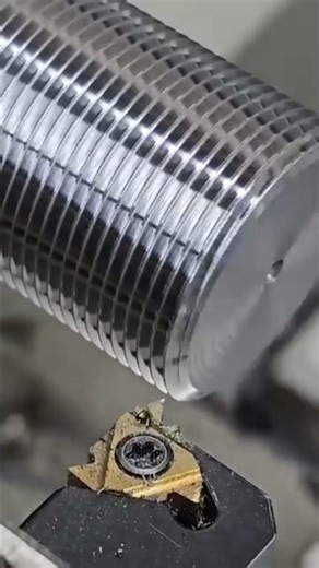 This Simple Insert Cuts Threads #machining #shortvideo