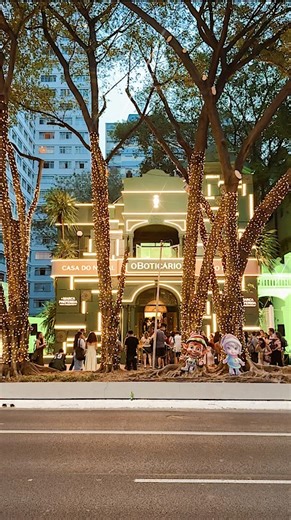 Bruna & Felipe | Experimente SP on Instagram: "A Casa do Natal O Boticário chegou à Avenida Paulista transformando o Casarão Sadocco em um espaço totalmente imersivo, gratuito e cheio de experiências: cabine de fotos, personalização de cartões, muita decoração temática e até a exibição do filme da campanha. Um presente da marca preferida para presentear* para quem ama viver o clima natalino de um jeito especial. 🎄💚 Casa do Natal O Boticário 📍 Casarão Sadocco – Av. Paulist