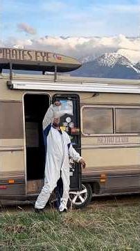 Walter needs little helpers in his laboratory to make new existing products éö e #BreakingBad