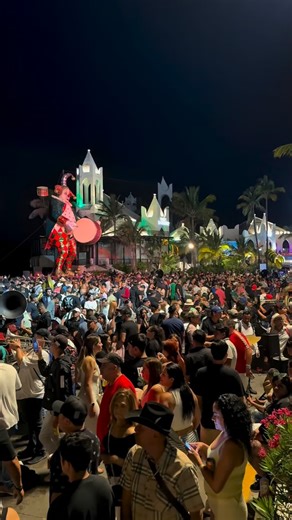 🌙🎉 La noche se enciende en #Mazatlán y el Carnaval 2026 se vive con ritmo, color y mucha fiesta. #Sinaloa 🤠 Entre música, sonrisas y el mejor ambiente del puerto… ¡la celebración no se detiene! ✨🎭 | Sonríe a Mazatlán