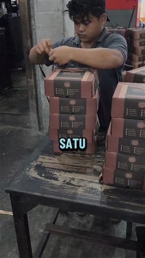 proses ikat nasi box, per ikat isi 5box..