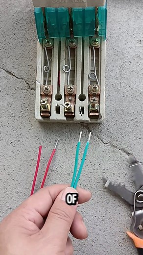 This is how professionals tame a messy bundle of wires. #DIYFixes #ElectricalHack | baitbox.pl