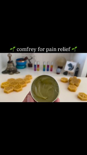 Sore back? Aching joints? Tired, overworked feet? This is your sign to grab my handmade Bye Bye Pain Comfrey Balm 🌿 It’s the one I reach for when everything just… hurts. Infused with baby comfrey leaves essential oils, this balm is pure plant magic ✨ It helps calm inflammation, ease muscle tension, and feels sooo grounding when massaged into the skin. I use it every week during reflexology sessions — and my clients always say “what is THAT?!” because it just works. 🛒 chaostoocalm.com.au/shop/o