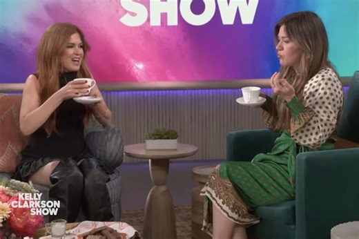 Kelly Clarkson learns how to 'suck and dunk' like a true Aussie from Isla Fisher: 'Not my first time'