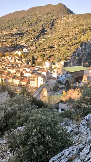 Plus qu'1 mois pour commander vos bons cadeaux avec envoi par courrier et notamment le bon cadeau de Noël : Joyeux Noël Flash ! 🎅🏻 L'envoi par courrier est à 10€ et peut s'ajouter pour n'importe quel bon cadeau. Il comprend le bon cadeau papier dans une jolie enveloppe cachetée à la cire avec un savon de @lasavonneriedenyons le tout envoyé par La Poste en France métropolitaine. Born to be Olive ! 💌 #bullesdolive #nyons #noel #christmas #drome #dromepprovencale #drometourisme #dromecestmanatur