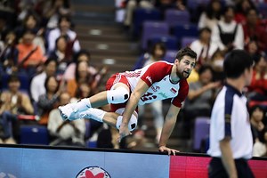 Watch this clip featuring some of the world's best players and best teams showing NO SIGNS OF GIVING UP as they try to keep the ball in play. Whatever life throws you on and off the volleyball court - NEVER GIVE UP. 🏐📺: www.volleyballworld.tv Get all the latest: FIVB.COM | Volleyball World