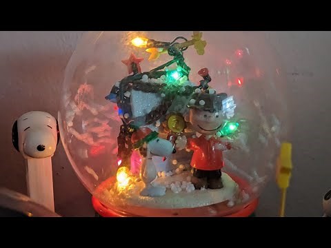 Gemmy Peanuts Snoopys Doghouse Snowglobe