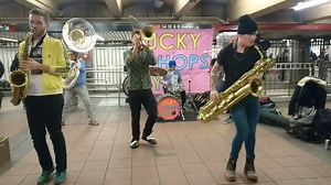 AMAZING perfomance! Who can resist Funky Town on a Friday 🕺💃 📸 Lucky Chops | GetintheMix