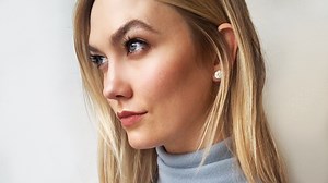 Here's How Karlie Kloss Curls Her Lashes Using a Teaspoon