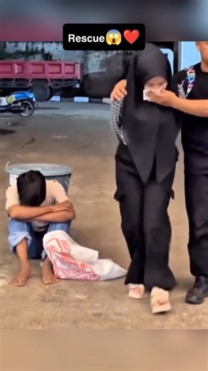 Brave Homeless Boy Rescued A Kidnapped Lady ❤️😢 #Humanity #rescue #Bravery #shorts
