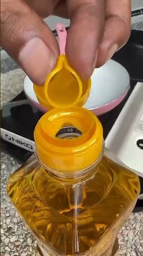 Tips for pouring cooking oil so it doesn't spill easily #shortvideo