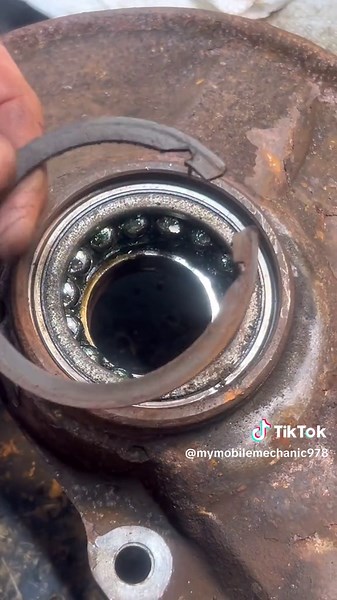 "Watch My Mobile Mechanic Remove the Wheel Bearing Retaining Clip on a...