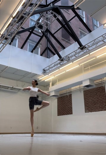 Can’t land a fouetté to save my life 🫠 #dance #dancer #ballet #ballerina #pointeshoes #fouettes