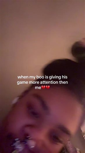 sumbipolarassho_ (@sumbipolarassho_)’s video of when he gives the game all his attention