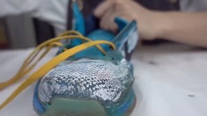 今天拆解一双科比10，看看里面都有什么配置