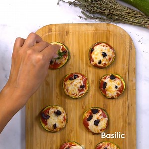 🍕Tous les ingrédients d'une pizza sur une base de courgettes 😍🍕 La recette en détail : https://bit.ly/2ECEFdZ | Marmiton