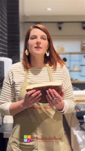 La pépite du moment à la Fromagerie du Parvis ! Marina vous parle aujourd’hui d’un fromage qui ne laisse personne indifférent : la tomme de chèvre au bleu. Une texture bien ferme, une pointe caprine en fin de bouche et ce léger persillé qui vient réveiller les papilles… Un fromage de caractère, comme on les aime 😍 #fromagerieduparvis #tommedechèvre #fromage #fromagerie #abbeville | La Fromagerie du Parvis